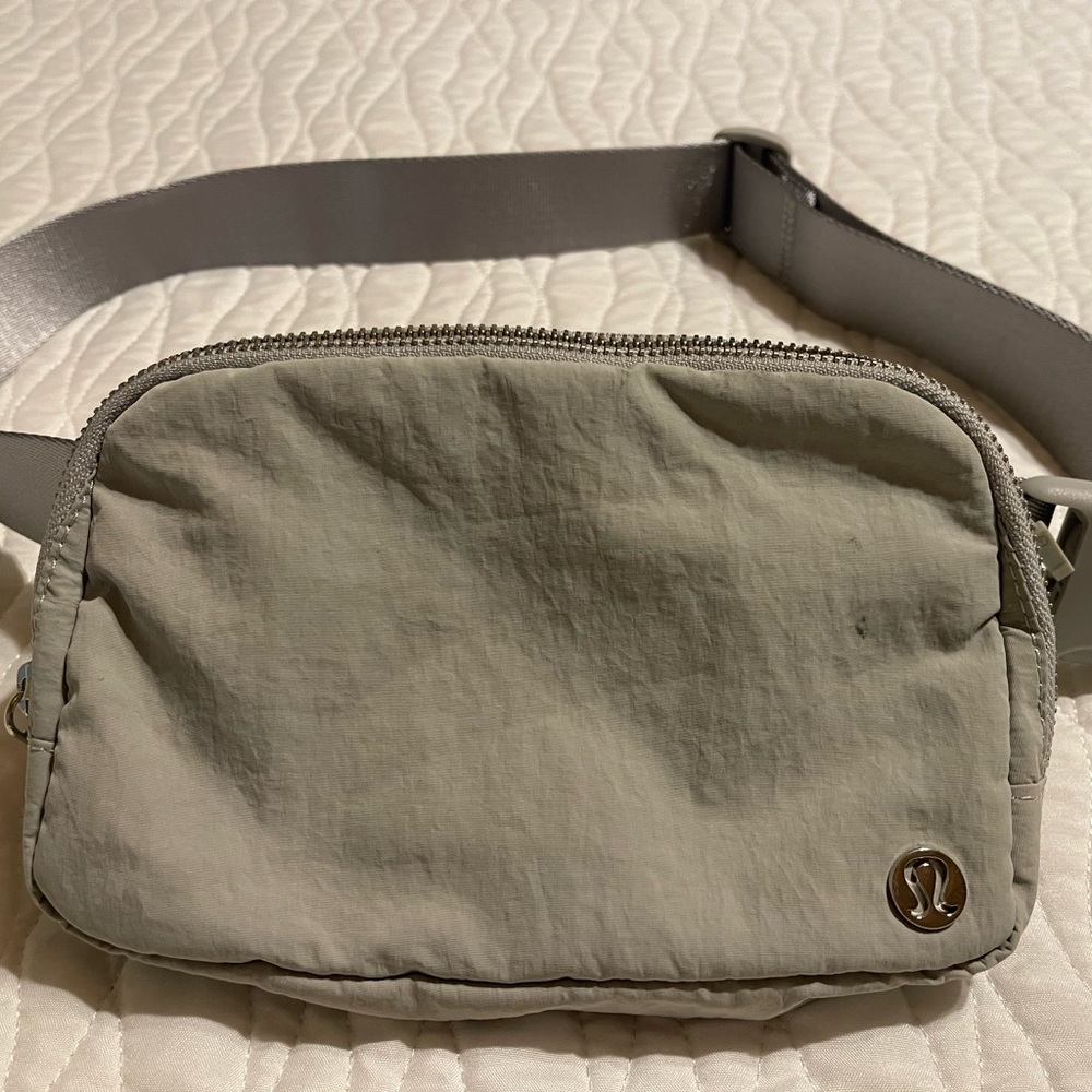 Lululemon Everywhere belt bag 1L